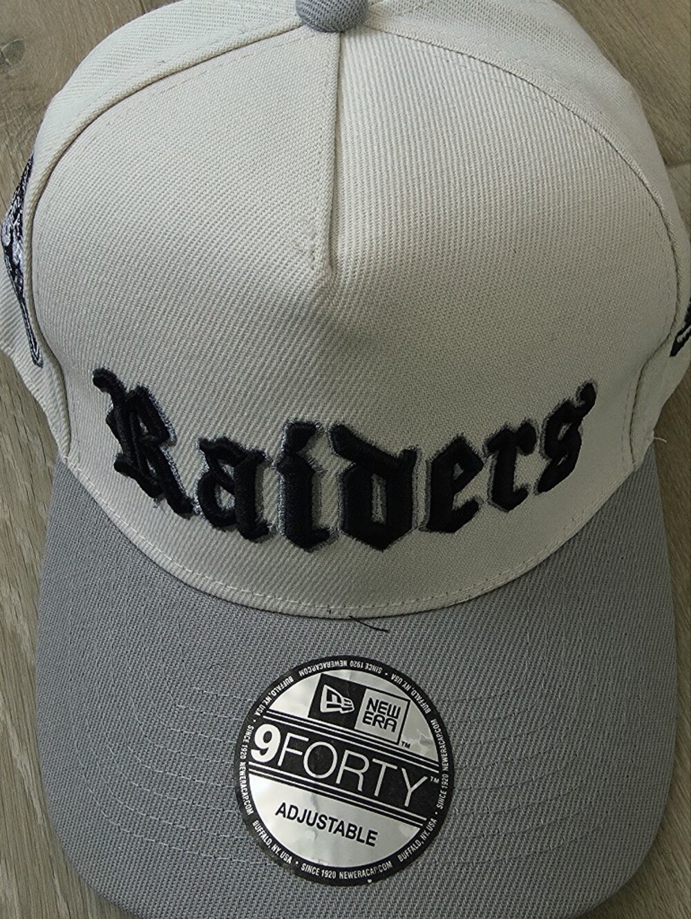 New Era 9FORTY Raiders Cap in Cream and Gray